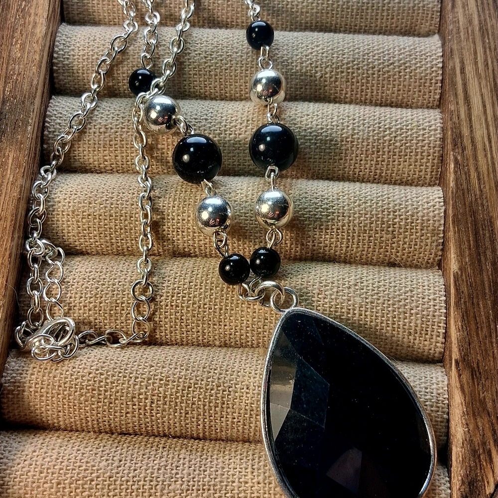 Classic Black Teardrop Pendant Necklace with Silver Beads